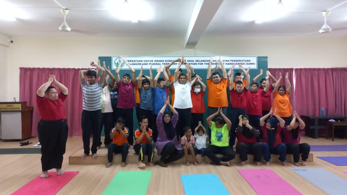 Shri Sandeep Wankhede, Yoga Teacher @ iccr_kl, shared the benefits of yoga with students of SAHM. 

Together, we're fostering wellness for all. 

#YogaForAll

@hcikl 
@DiasporaDiv_MEA
@iccr_hq