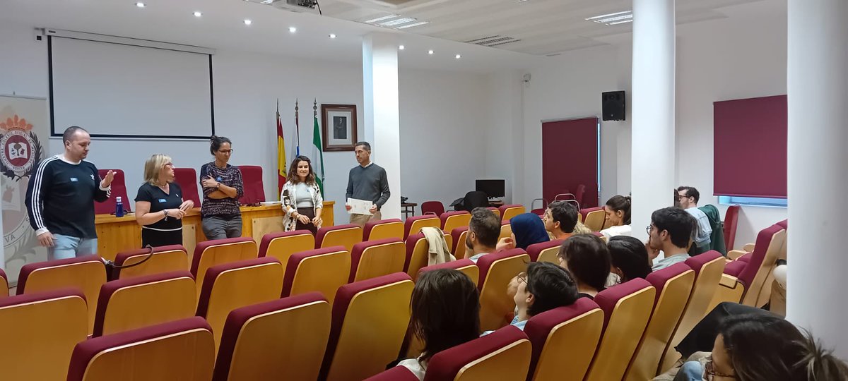 #IAVANTEsimulación y el Colegio Oficial de Médicos de #Huelva imparten un curso sobre #ecografía clínica integrada en patología #urgente dirigido a  profesionales de la #Medicina de Urgencias y Familiar y Comunitaria. Así está yendo 📸<a href="/AguadoJavier/">Javier Aguado Campos</a>