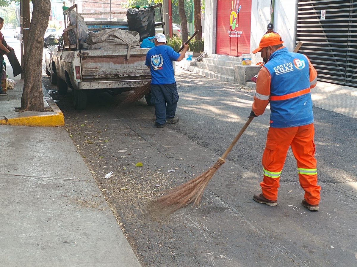 Barrimos, balizamos, podamos, bacheamos, retiramos gallardetes, desazolvamos y reparamos el alumbrado público en Juan de Oca. ✂️💡🌳🧹🧼