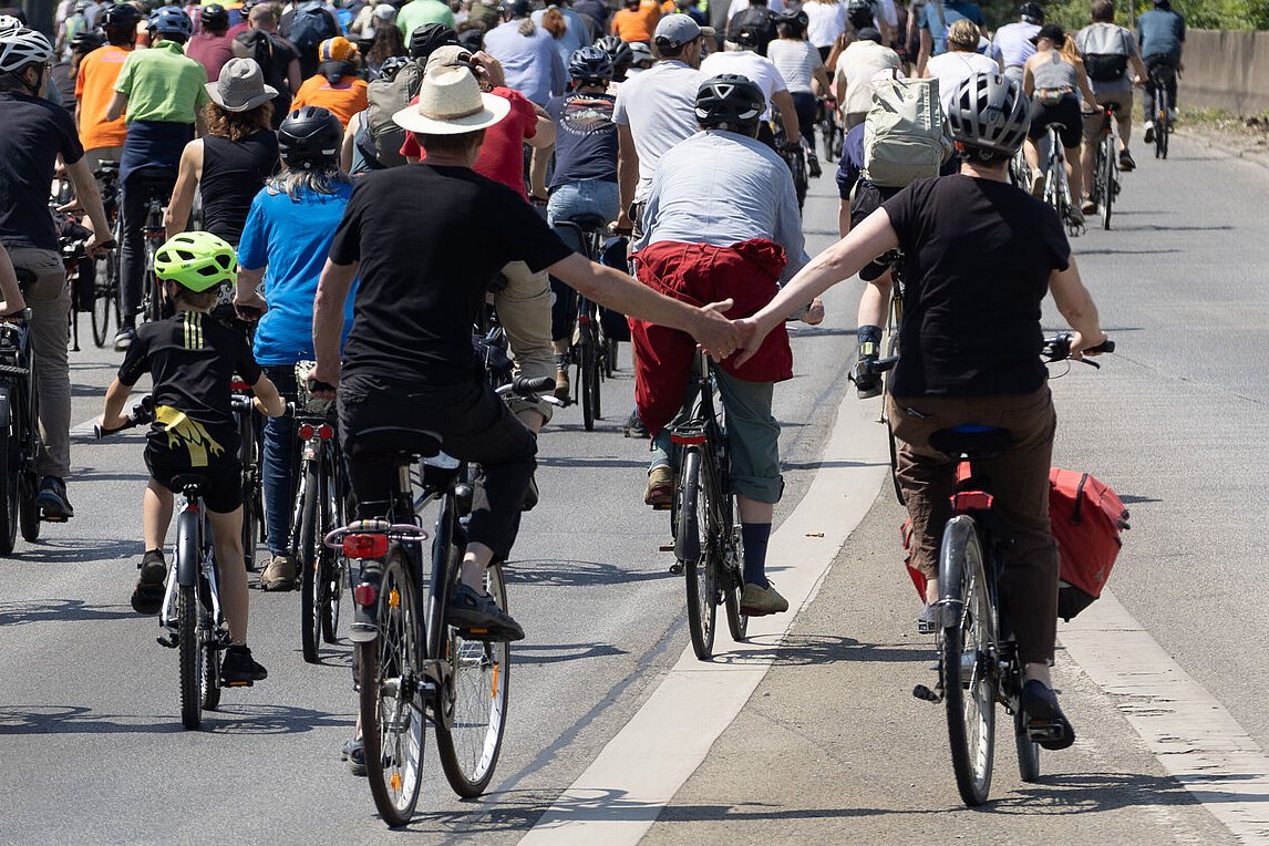 Die Vorfreude wird größer! Nur noch einen Monat, dann ist ADFC-Sternfahrt und damit das Fahrrad-Highlight des Jahres. Sei dabei, wenn 'Alle aufs Rad' steigen und Berlin zur Fahrradstadt wird. Jetzt heißt es: teilen & weitersagen. Wir sehen uns am 2. Juni. berlin.adfc.de/sternfahrt