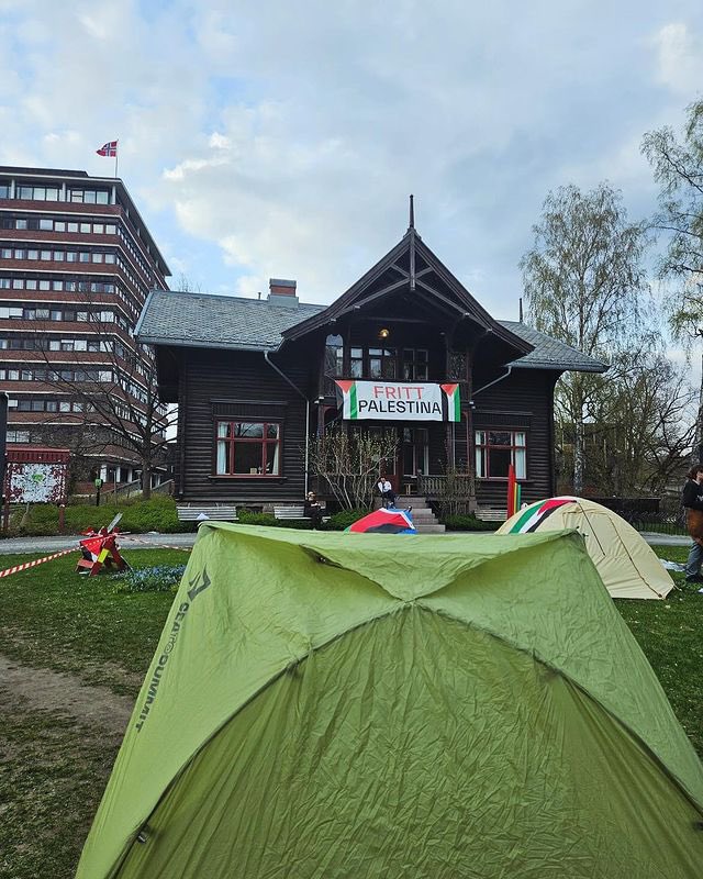 Students of University of Oslo in Norway spring up the Gaza solidarity Encampment, students' demanding:⤵️

1️⃣ End institutional cooperation with Israeli universities.

2️⃣Terminate procurement agreements with companies that profit from the occupation.

3️⃣Support the rebuilding of…