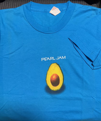 2006年5月2日、 #PearlJam の8th（バンド名がタイトル）通称Avocadoアルバムがリリースされました。2006年のツアーはホノルルのブレイズデルセンターに遠征。その時に買ったTシャツ（チビT）です。
え…これ子供用だったっけ？（私が大きくなったとはいえ、チビTにもほどがある😂）