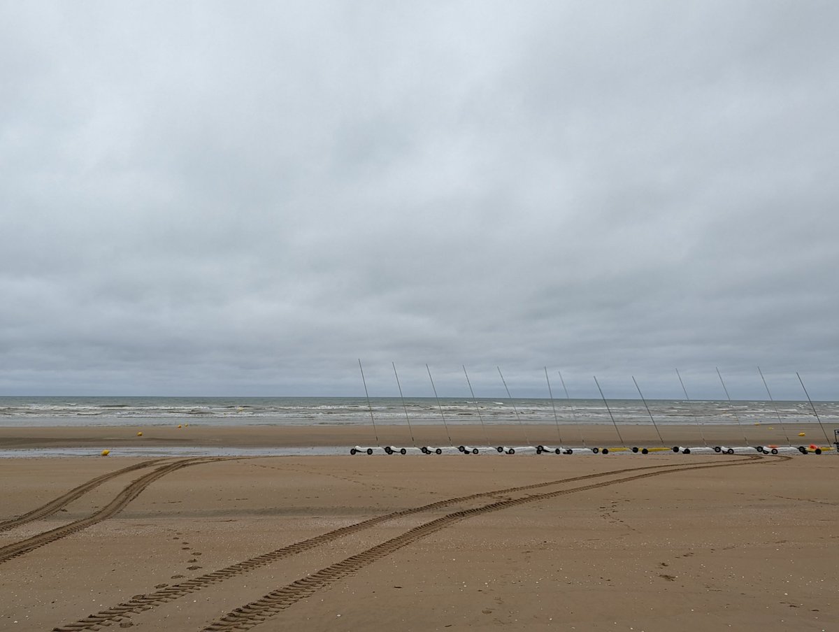 Bel après -midi à tous. Chars à voile prêts à profiter du vent sur la plage de #Cabourg ⛵⛵⛵