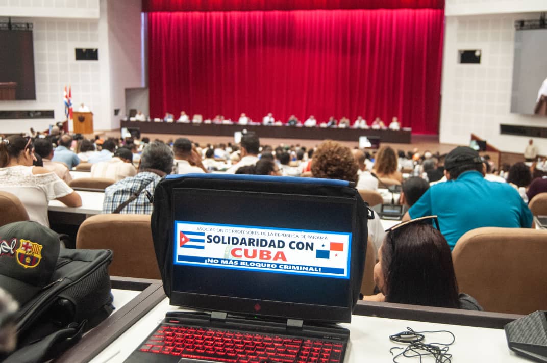 Con la presencia del Primer Secretario del Comité Central, @DiazCanelB, quedó inaugurado el Encuentro de Solidaridad con #Cuba en el que más de mil personas, de diferentes lugares del mundo, patentizan su apoyo al pueblo y la Revolución cubana. #CubaNoEstáSola