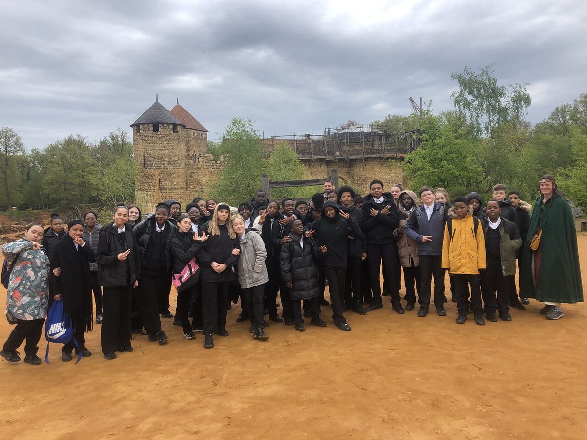 Exploration médiévale au château de Guédelon
Sous un ciel capricieux, les deux classes de cinquième ont exploré le château de Guédelon le mardi 30 avril 2024. Ce site d'archéologie expérimentale, initié en 1997, vise à reconstruire un château du XIIIe

internat-sourdun.fr/chateau-de-gue…