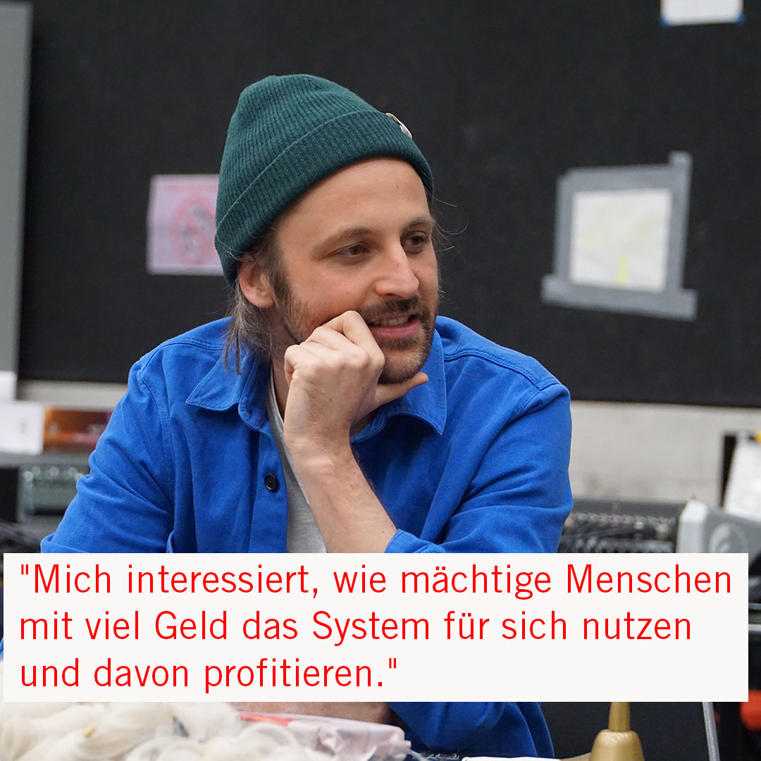 Mathias Spaan, der Regisseur von DER ZERBROCHNE KRUG, erzählt #ImGespräch, welche Aktualität in dem Klassiker steckt, was ihn an der Suche nach der Wahrheit reizt und wie er es mit Erfolgsdruck hält.

📖Das ganze Interview jetzt auf dem Blog lesen: muenchner-volkstheater.de/blog/artikel/m…