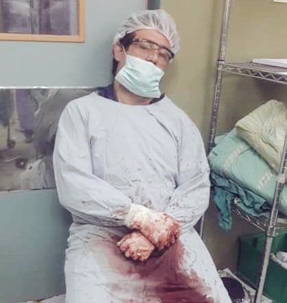 دكتور عدنان البرش هو صاحب هذه الصورة الشهيرة في حال نسيتوه. دكتور عدنان مات بسبب التعذيب الشديد، عذبوه حتى الموت في السجن. والتهمة ؟ طبيب.