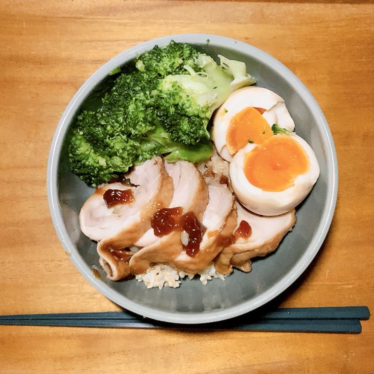 鳥叉焼と煮卵丼！！こんな時間だけど筋トレしたのでしっかり目に食べることを許されたい　この下は玄米です　#ヴィメロ飯