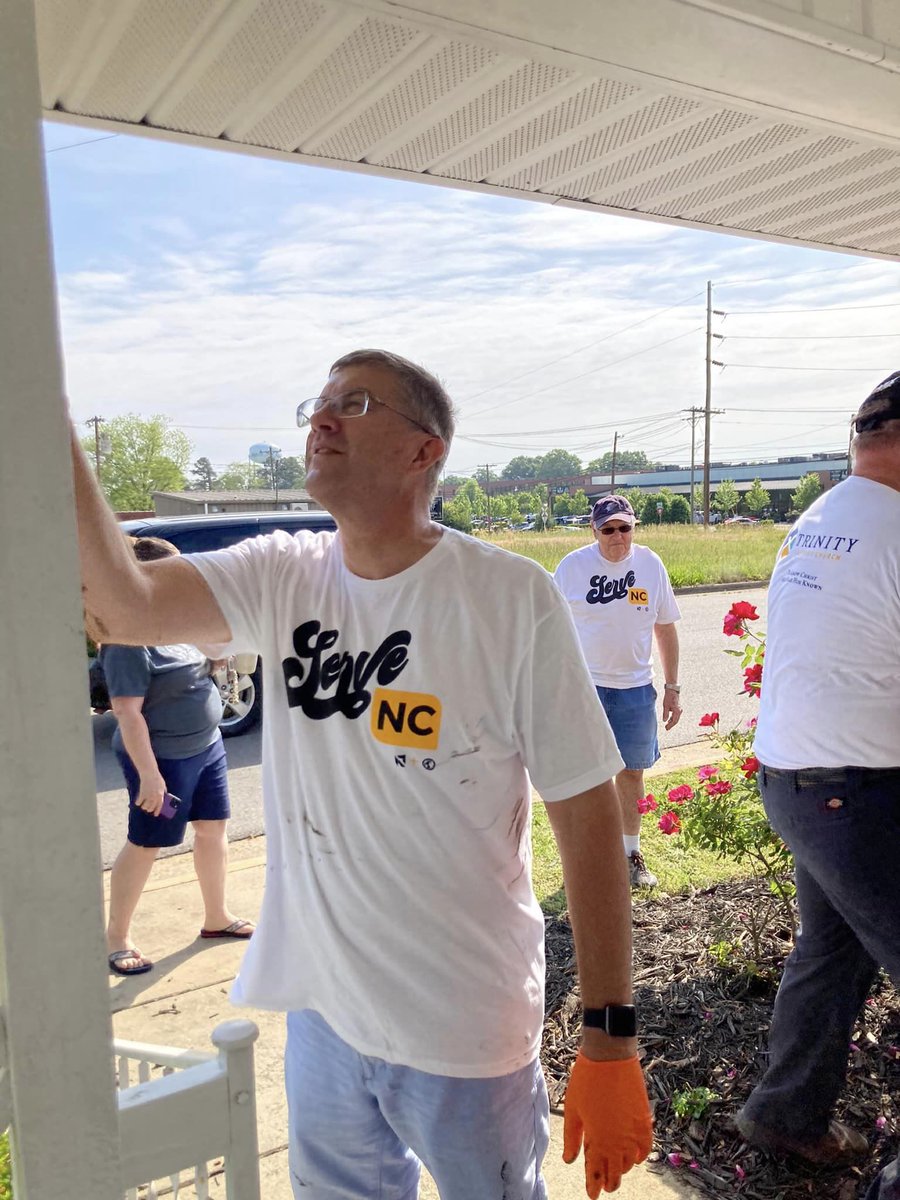 #ServeNC 🤝: Volunteers from Trinity Baptist Church of Mooresville spent the day serving their local pregnancy center by painting & helping with spring cleaning. #OnMissionTogether What can your church do to meet the needs in your community? Sign up at ServeNC.com.