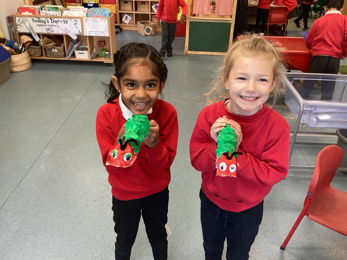 #dosbarthyraran have been very creative and made their own hungry caterpillars, who look just like the one in the book! They wanted to recreate the caterpillar to help them retell the story. #welovestories #finemotorskills