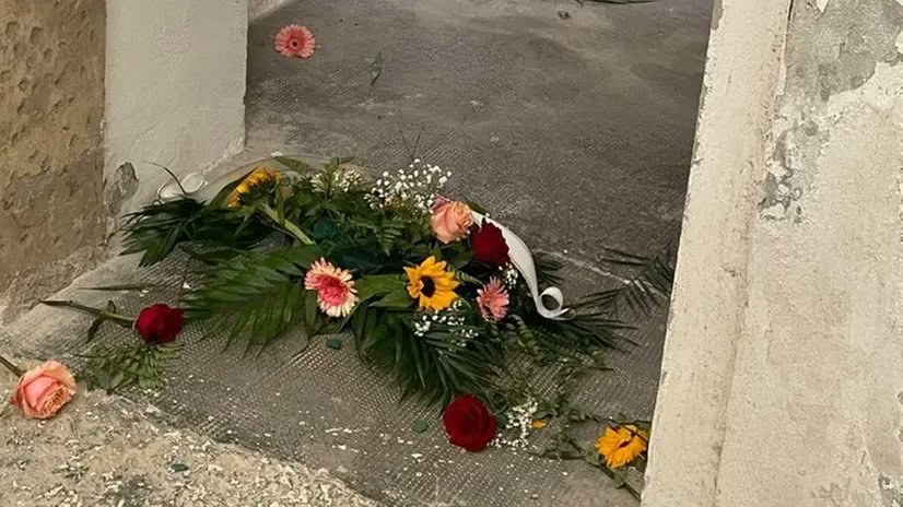 Vandalizzato e distrutto a calci il cuscino di fiori dell'Anpi sulla tomba di Giuseppe Malvezzi, un giovane partigiano torturato e ucciso dai nazifascisti il 28 aprile 1945. Un gesto ignobile contro la memoria di un eroe che ha sacrificato tutto per la libertà. #matrice