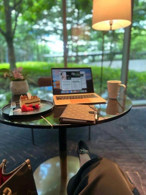 angelinekwook's tweet photo. Caffeine-fueled and news-ready! Ready to tackle the day with a cup of joe and a laptop full of headlines. ☕️💻📰 https://t.co/T5FkPKIXHt