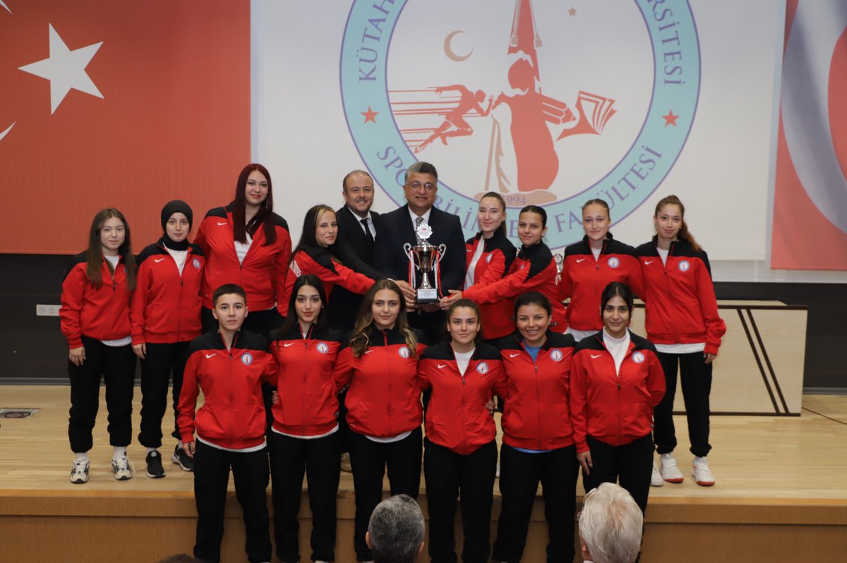 Kütahya Dumlupınar Üniversitesinin spor takımlarının 2024 yılında kazandığı başarılar ile elde ettiği kupa ve madalyalar için Spor Bilimleri Fakültemizde tören düzenlendi.
#üniversitemdpü