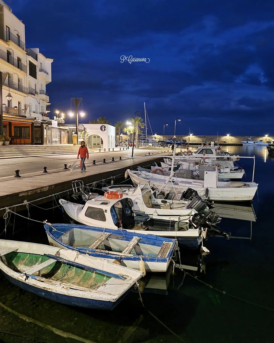 #Bondia! Passejar pel port de pescadors és impregnar-se de l'essència marinera i mediterrània. Els colors, els sons i les olors de la mar i les barques creen una atmosfera única que ens connecta amb la tradició pescadora.

📸 Pepita Casanova Garcia

#AmetlladeMar