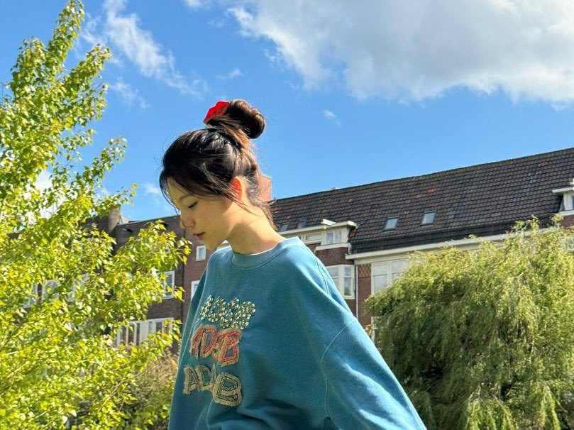 this pic is just so Yeji. the vibrant colors, the softness of the clouds, warmth of the sun, the dreamy filter, messy bun, baggy shirt, bare face beauty, she's the very definition of the word home.