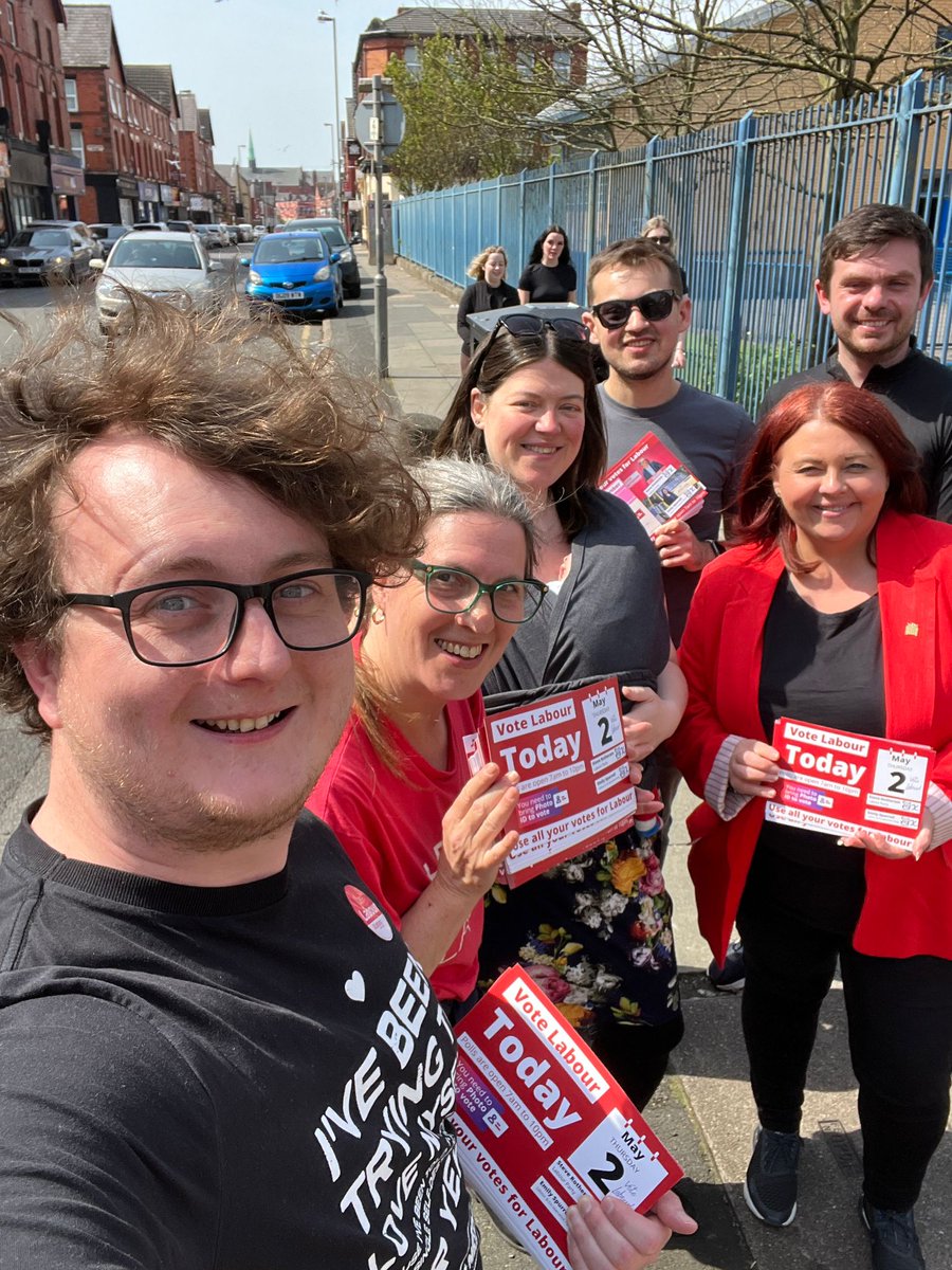 Lovely to have @emilyspurrell join @SmithdownLabour & @PaulaBarkerMP outside Lawrence Road Primary today, talking with parents at the school about making our communities safer and reminding them to vote! #LocalElections #VoteLabour 🗳🌹