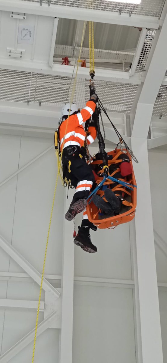 EolienMerFecamp's tweet image. 👷‍♂️La formation GWO Advanced Rescue Training qui a eu lieu à #Fécamp en avril a été un succès pour l’équipe O&amp;amp;M du parc ! 
Il s’agit de la deuxième session de formation organisée pour notre équipe par #FMTC, un centre de formation réputé pour la sécurité en mer et éolienne.🌊