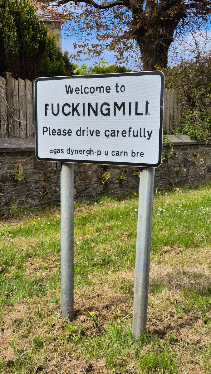 Cornish road sign of the day.

#cornwall #kernow #kernewek