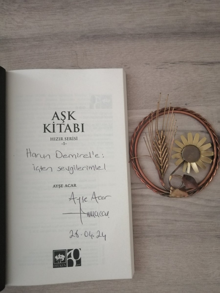 Ötüken Neşriyat'tan 'Aşk Kitabı' Editörlüğünü Ayşegül Karayama'nın @aysekarayama üstlendiği, Ayşe Acar'ın @ayseacar_ kaleminden eşsiz bir eser. 🙏🏻📚 Sevgili Ayşegül Karayama'ya Ankara'dan İstanbul'a, benim için Aşk Kitabı'na imza alıp getirdiği için ayrıca teşekkür ederim 😊