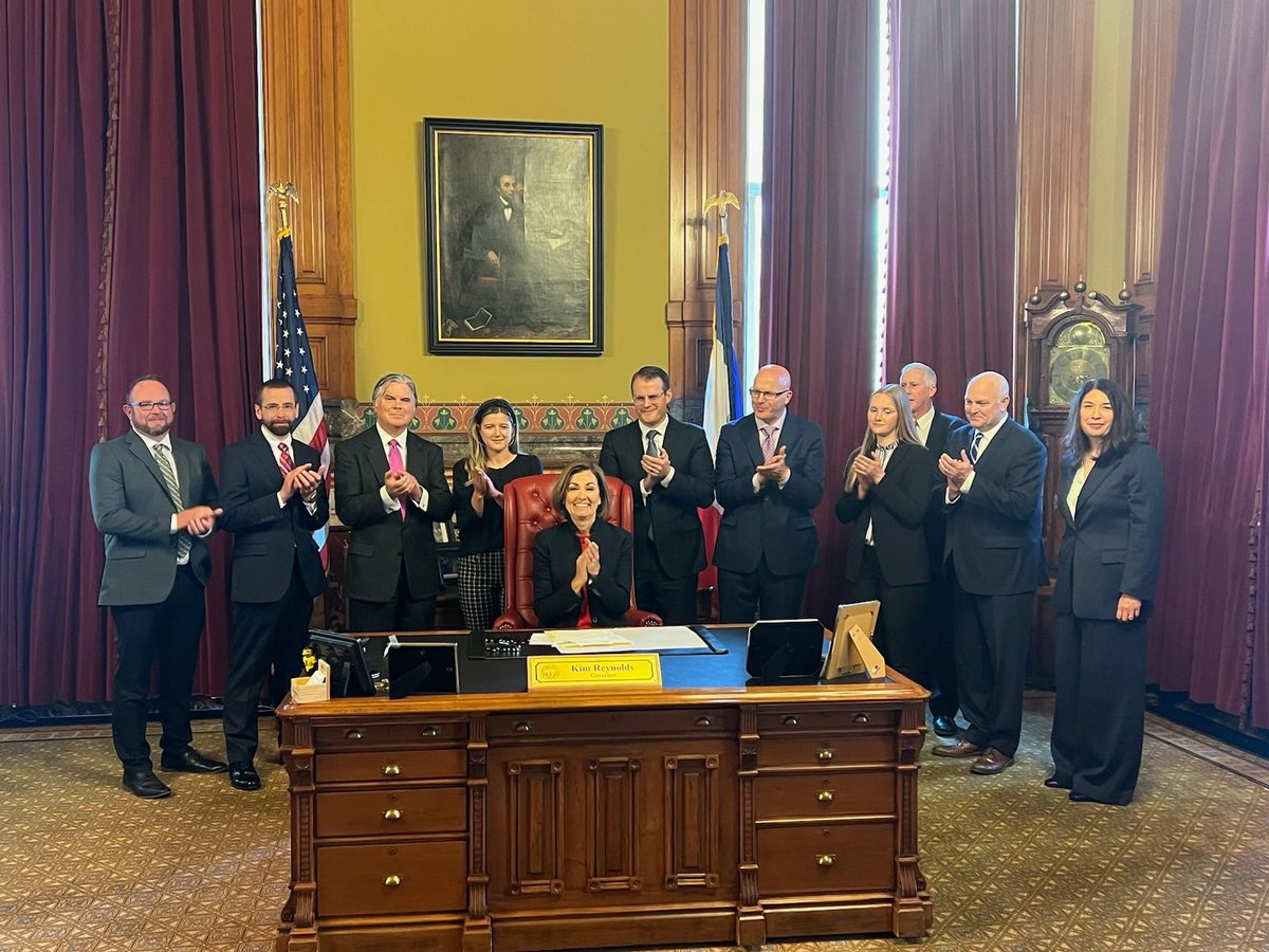 Yesterday, WIA joined reps from @UScellular, @TMobilePolicy, @VerizonPolicy, @ATTPublicPolicy, & Northeast Iowa Telecom as @IAGovernor signed a bill extending small cell siting rules. We applaud Iowa legislators for taking this important step to improve connectivity.