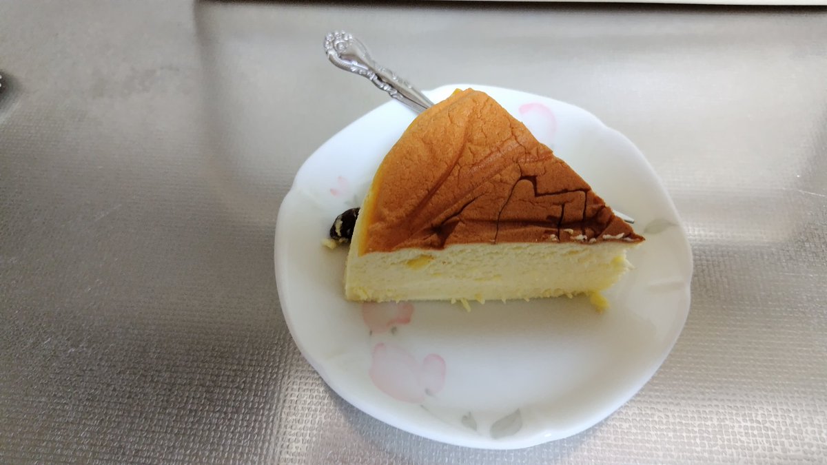 りくろーおじさんのチーズケーキはヴィンチェンツォの大阪公演ですずちゃんのお土産だったらしいので、買って頂きました！
ふわふわして美味しかったです😋🧀