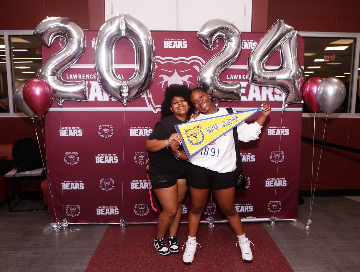 lcbearsguidance's tweet photo. LC Senior Decision Day was AMAZING! Celebrating seniors attending over 75 postsecondary institutions, enlisting in the military or entering the workforce! Your Bear Fam is proud of you and excited for your future!
@LCHSBears @ltgoodnews https://t.co/NoyV9GdN1y