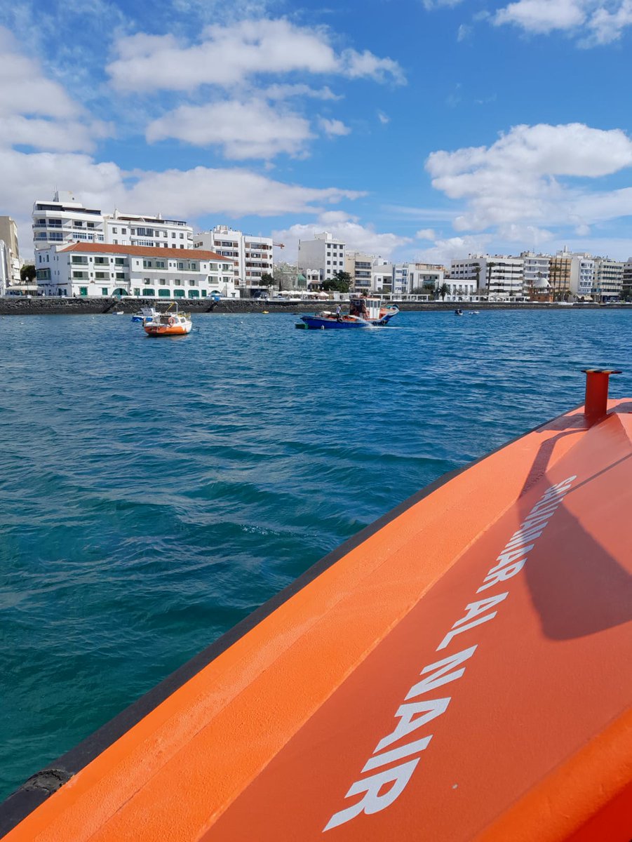 Pesquero fondeado hundiéndose estabiliza con motobomba. Salvamar Al Nair escolta preventiva a puerto.
Salvamar Mintaka retira tronco flotando a la deriva.
Salvamar Gadir remolca embarcación sin motor a puerto.
Coordinado por centros #LasPalmas #Barcelona #Tarifa
#SeguridadNáutica