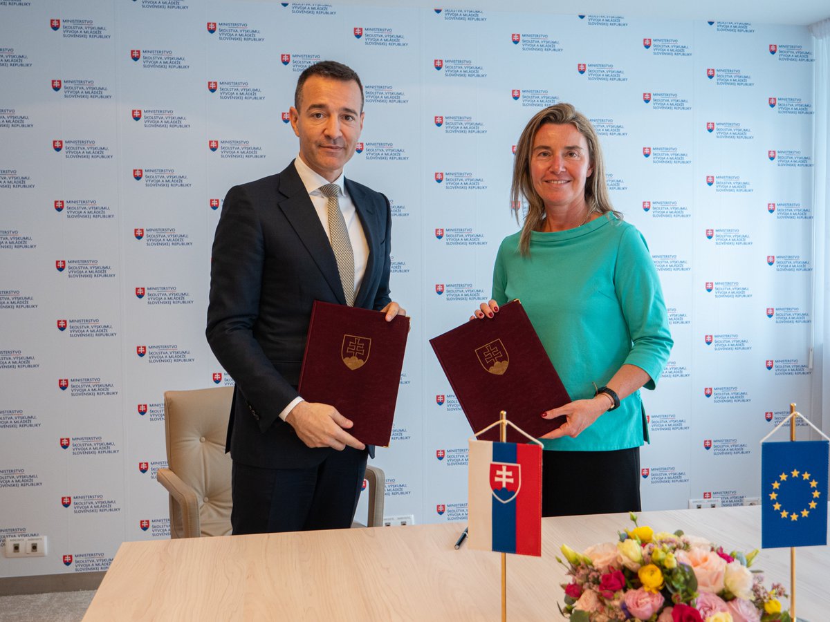 🤝On the occasion of the visit of @FedericaMog for the 20th anniversary of Slovakia's EU accession, we are delighted to have signed a new scholarship agreement with the Minister of Education @DruckerTomas! 👩‍🎓We're looking forward to receiving more talented Slovak students!
