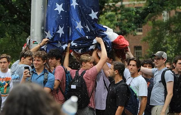 Dan Stompel, a political science student at the school, told SWR  he and other fraternity brothers held the flag up for over an hour until police arrived to clear the hundreds of protesters