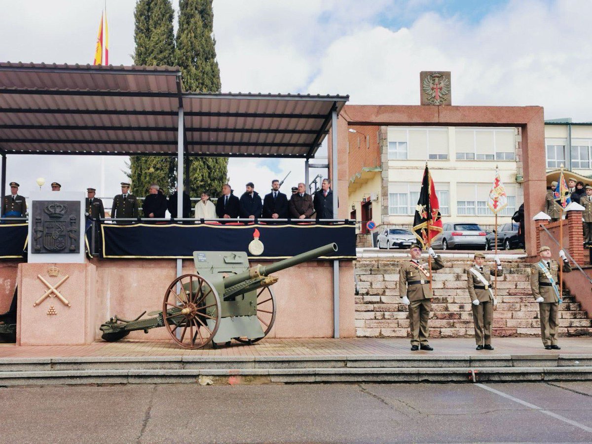 Hoy se ha celebrado en la Base Conde Gazola el acto conmemorativo de la Gesta del 2 de mayo de 1808 en homenaje a Daoiz y Velarde. Un acto que ha contado con la presencia del concejal de Desarrollo Urbano, Luis Miguel García Copete @LGCopete, entre otras autoridades. #LeónEsp