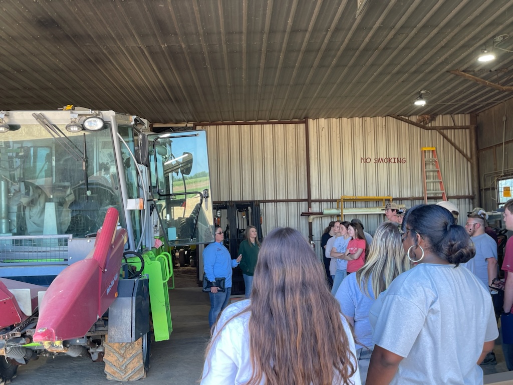 Linda Martin, Rohwer Research Station director, & Lonni Davis, @UAMonticello Instructor of Ag, took 25 students on a tour of the Rohwer Research Station. Students saw station equipment & a long-term P & K cover crop & row crop rotation fertilization research trial. #AgInnovation