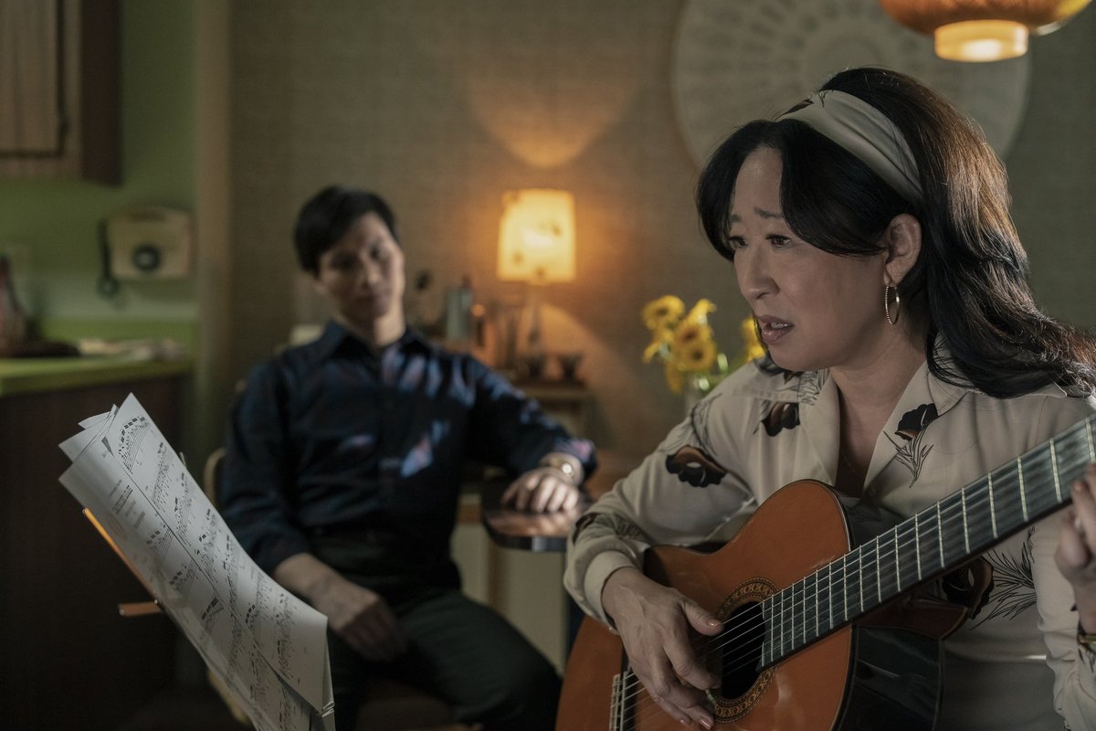 📸 | Nova still promocional de Sandra Oh (Sofia Mori) e Hoa Xuande (Capitão), no episódio 4 de ‘The Sympathizer’