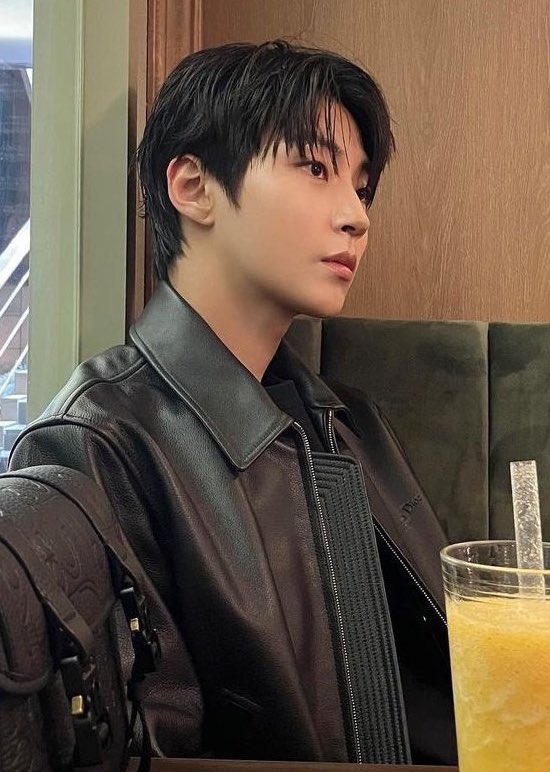 inyoup in leather jacket radiates han Seojun vibes 

 #HwangInYoup #황인엽 #ファンイニョプ #HwangInYeop
