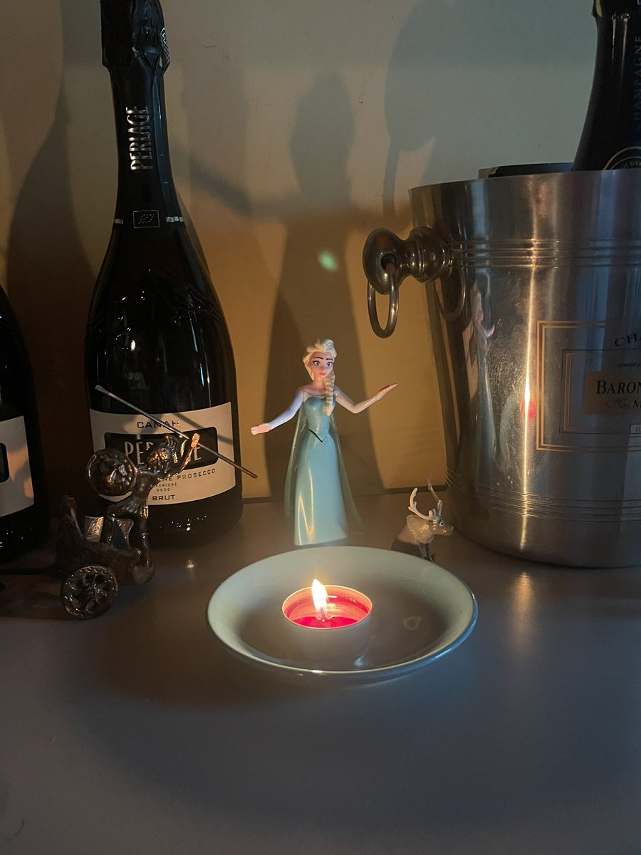 minha mãe acendeu uma vela na sala e dei de cara com a elsa fazendo um ritual