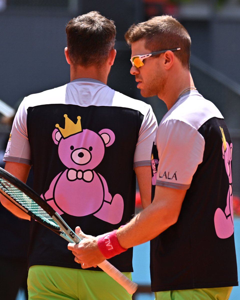 Un outfit en match para Behar/Pavlasek 🐻👑 @MutuaMadridOpen | #MMOPEN