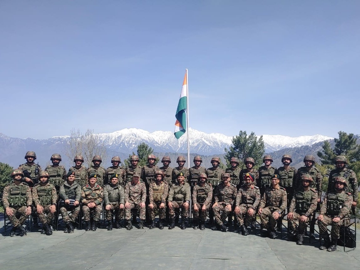 #LtGenMVSuchindraKumar, #ArmyCdrNC accompanied by #ChinarCorps Cdr visited frontline units along #LineofControl in Gurez Sector and the hinterland forces to review anti infiltration and Counter-terrorism grid. The Army Commander commended troops for their operational readiness…