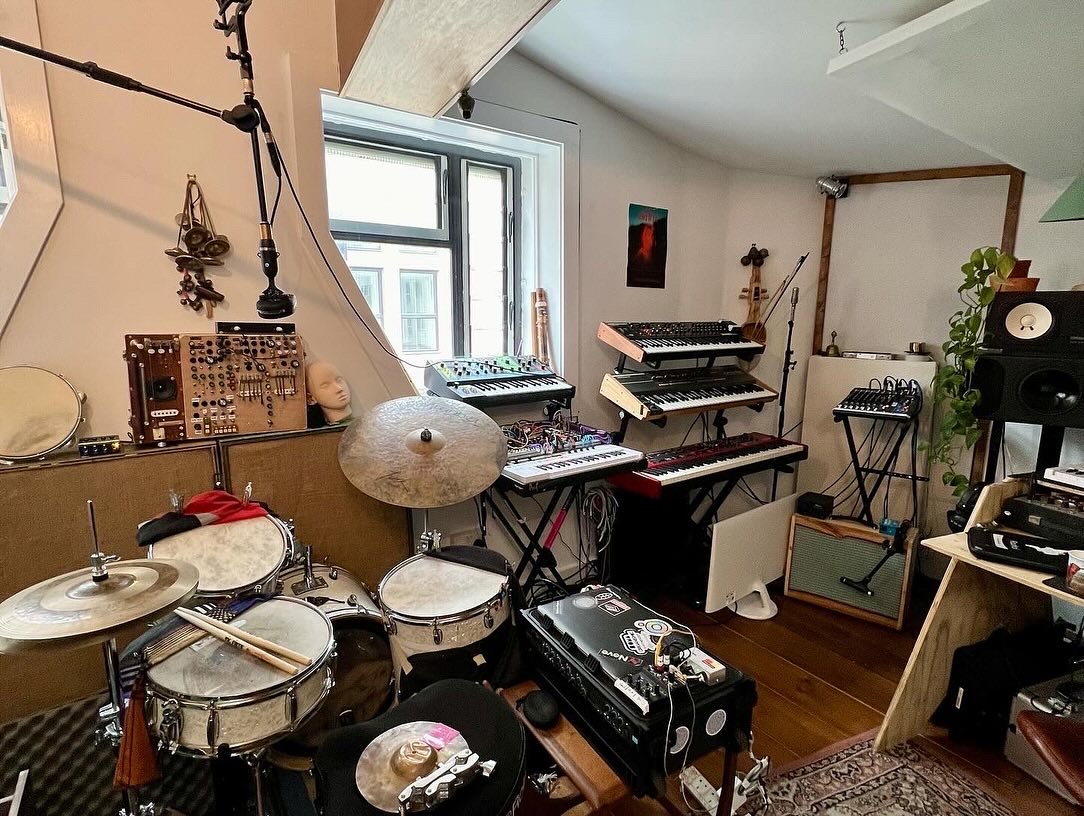 We’ve moved! Can't wait to start this new chapter - it’s gonna be a big one! Already finished the mix of one album in here and it's feeling special. Get in touch to come make something with us

#recordingstudio #londonmusic #recording #studio #musicstudio #producer #musicproducer