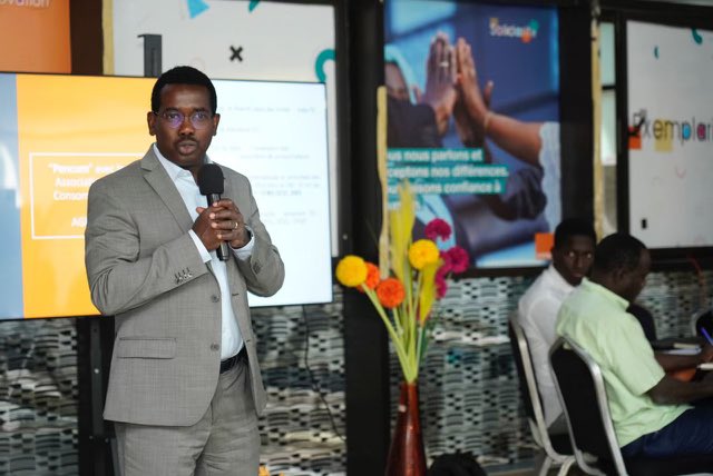 SekouKDrame's tweet photo. Je suis heureux de retrouver les associations de consommateurs pour un dialogue ouvert et constructif. 
Merci pour cette opportunité de dialogue qui nous aide à mieux comprendre les besoins de nos clients et à améliorer continuellement nos offres et services. 
#AmalNjariñAskanWi https://t.co/o26m9UQkcc