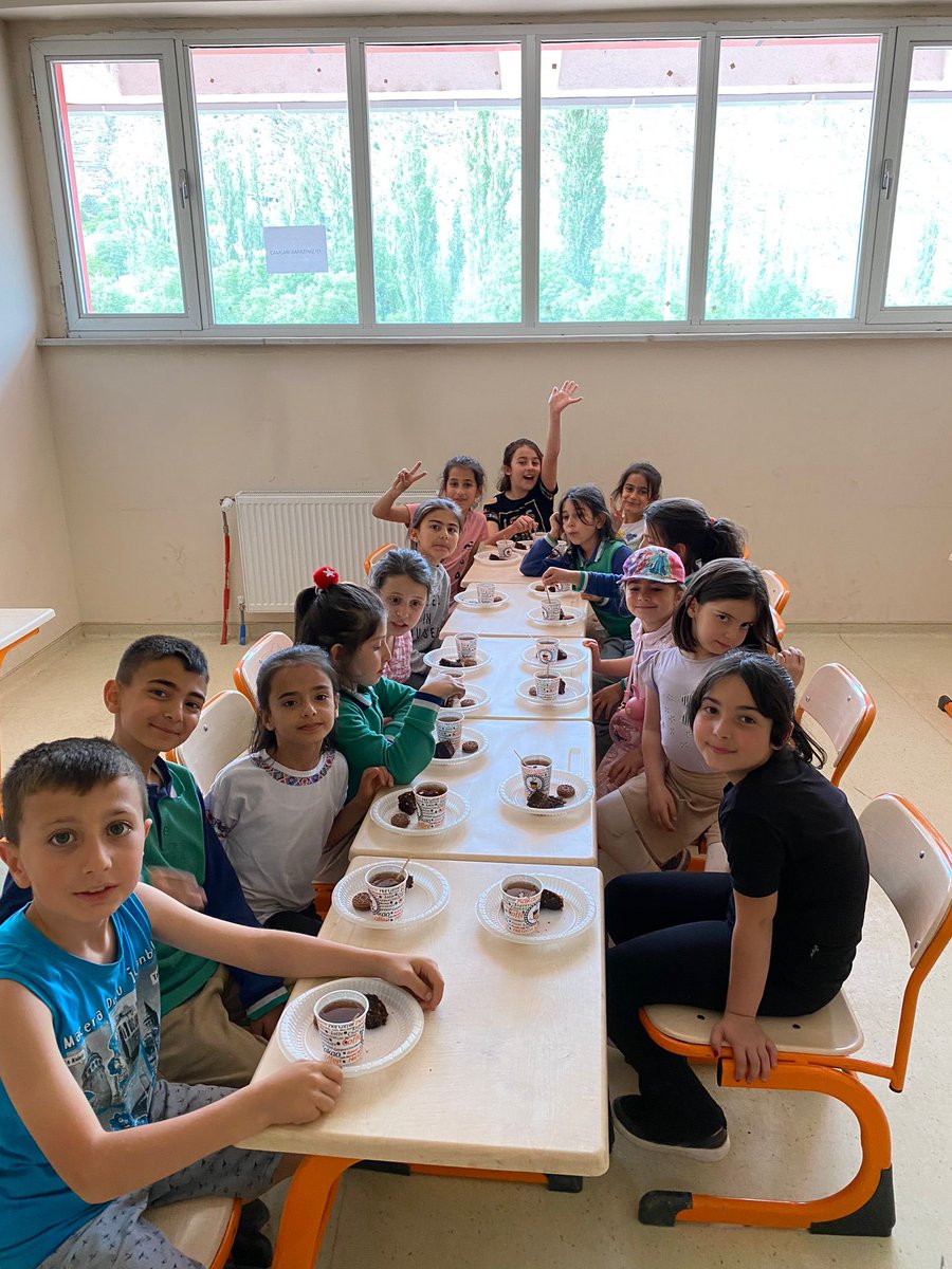 Miniklerle çay keyfi
Uzundere GM