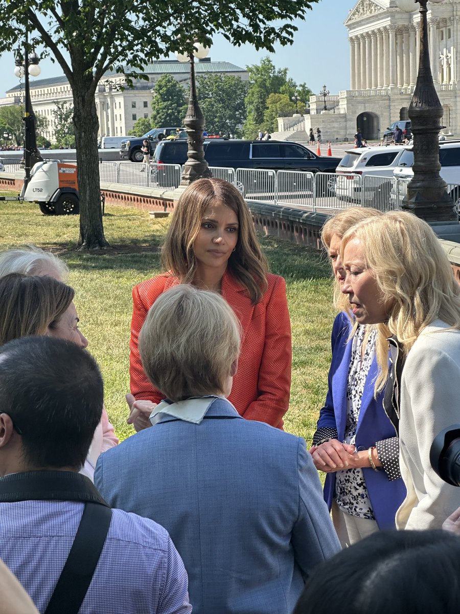 Halle Berry on Capitol Hill today with group of women Senators promoting legislation to boost menopause care. @scrippsnews