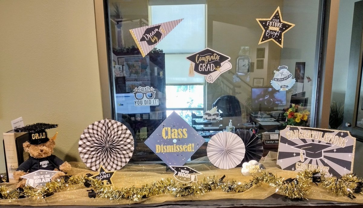 PHSCLibraries's tweet photo. Congratulations #PHSCedu graduates! Check out this graduation display over at our #PHSCSpringHill campus library. We wish you the best of luck with your future! #PHSCLibraries https://t.co/GJu3gt2BxX