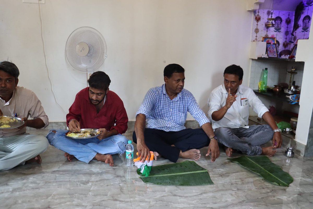 Taking a break during my campaign trail in Sanguem constituency. Eagerly awaiting to savour a traditional meal experience with my team.

#HaathDegaSaathBadlengaHaalat 
#HaathBadlegaHaalat
#CongressForProgress