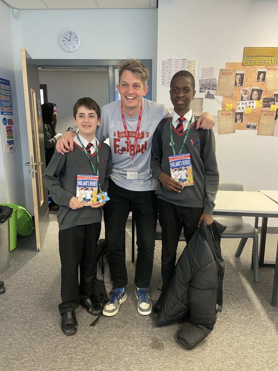 📢A huge thank you to Matt Oldfield @footieheroesbks who visited years 7 and 8 today to deliver inspiring workshops on writing football books and bouncing back from setbacks!⚽️🥅#inspired #footie #welovetoread #literacy