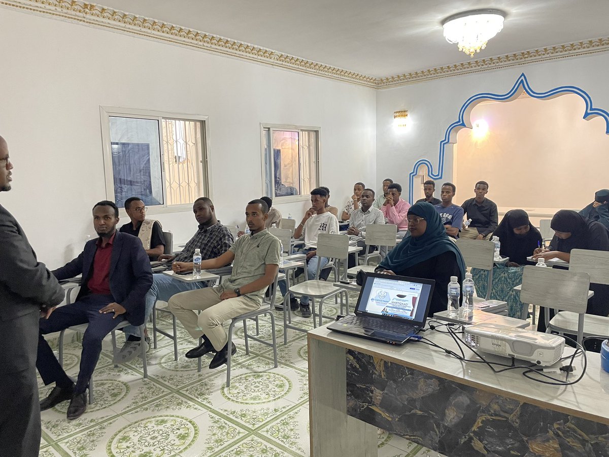 MaandeeqUni's tweet photo. Waxaan fursad u helnay in aan kulan la qaadano hormoodka &amp;
Hoggaanka ardayda fasalka 4aad ee dugsiyada sare ee #Hargeysa. Waxaan u gudbinay macluumaad ku saabsan #Maandeeq, waxaan dhageysanay talooyin mug leh oo ay noo soo gudbiyeen. #AqoonXeroDhaladda #ArdayBulshadaUHiilinKarta https://t.co/QrBjRQc1R2