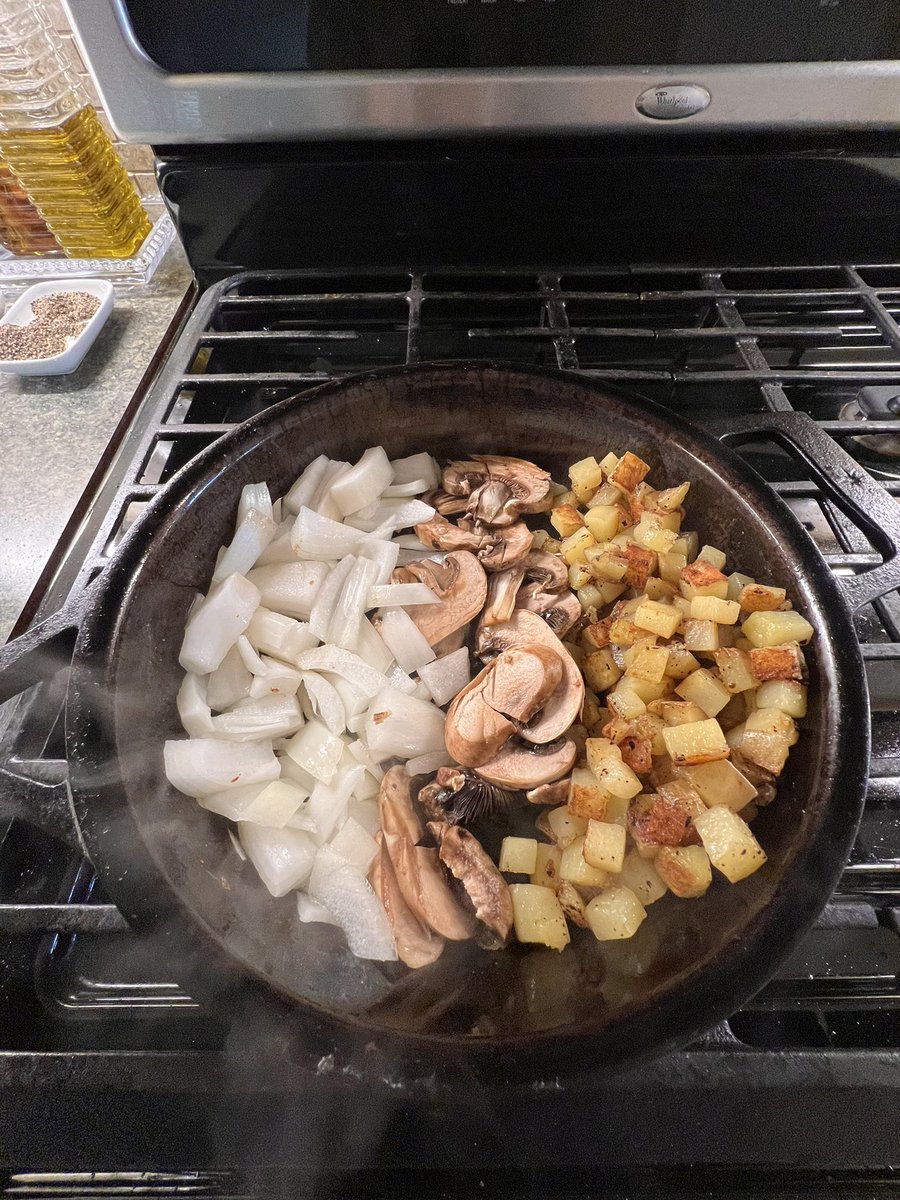 Just whipped up a mouthwatering potato, onion, and mushroom egg scramble in my trusty Stargazer cast-iron frying pan! 🍳🥔🧅🍄 The flavors are out of this world! Who needs a fancy brunch spot when you can create magic in your own kitchen? #HomeCooking #DeliciousEats