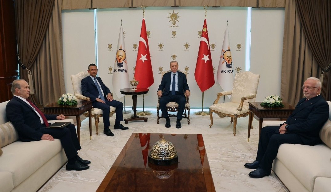 Sn. Erdoğan CB. sıfatıyla görüştü ise AKP bayrağı nedir?
AKP Genel Başkanı sıfatı ile görüştü ise CHP bayrağı neden yoktur?
Nereden bakarsanız bakın TEK ADAM rejiminin fotoğrafıdır!