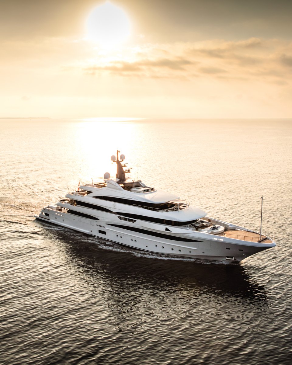 The CRN 74m M/Y Andrea ex Lady Jorgia ex Cloud 9 has the waves all to herself in the golden glow of the sunset. 

#FerrettiGroup #KeepBuildingDreams #ProudToBeItalian 🇮🇹 #MadeInItaly 
ow.ly/yV0550RuyYM