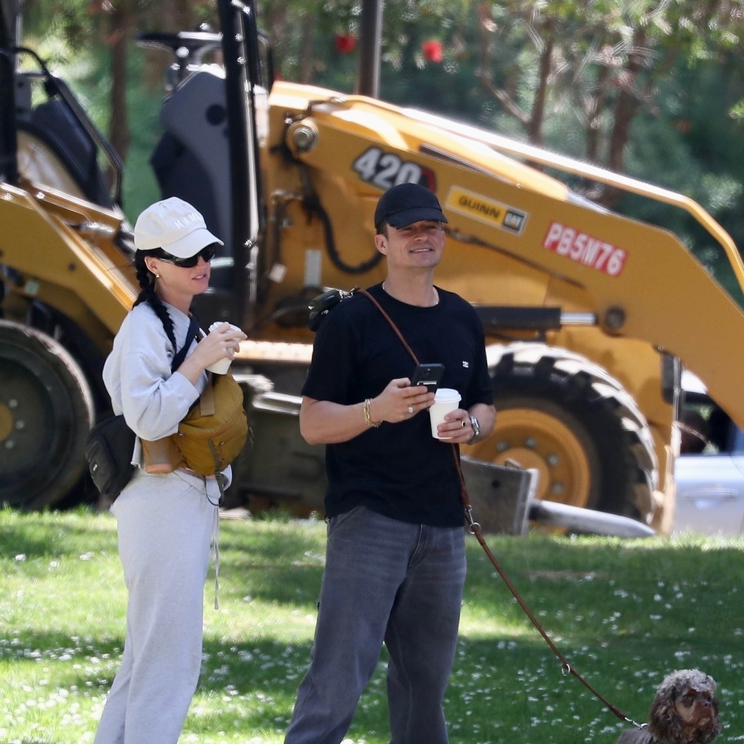 Katy Perry Shows Off Her Casual Style at a Park in Beverly Hills More images at: gawby.com/photos/248541 #KatyPerry #casualstyle #BeverlyHills #parkdays #celebrityfashion #casualchic #outfitinspo #parklife #streetstyle #musicianstyle