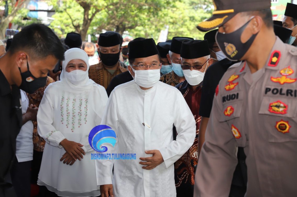 Beliau ini bernama H.Soetrimo, ia di panggil Abah Trimo, orang desa yang sangat sederhana.

Menurut mas Ruhi (Oktober 2023). Beberapa tahun sebelumnya Abah Trimo bertemu ketua PWM Jatim KH.Saad Ibrahim dan beliau menyampaikan niatnya akan wakaf masjid untuk Muhammdiyah, saat itu