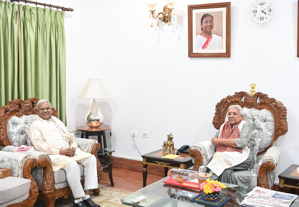 राज्यपाल श्री मंगुभाई पटेल ने उत्तर प्रदेश की राज्यपाल श्रीमती आनंदीबेन पटेल से राजभवन, लखनऊ में आज सौजन्य भेंट की।